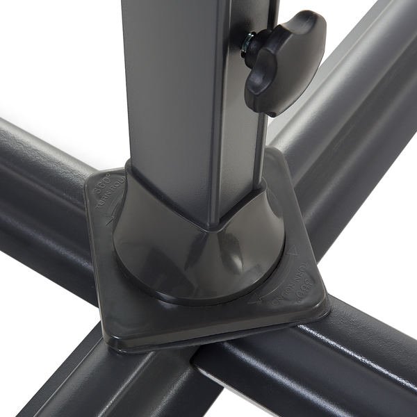 Detailaufnahme eines Sonnenschirmständers mit 360 Grad Drehfunktion und schwarzem Feststellknopf aus Metall.