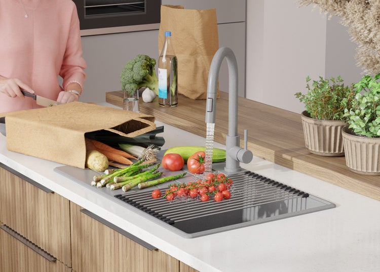 Küchenszene mit Spüle, Armatur und frischem Gemüse