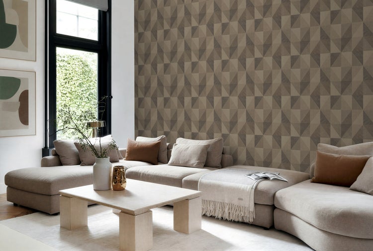 Wohnzimmer mit modularem Sofa, Couchtisch und geometrischer Tapete