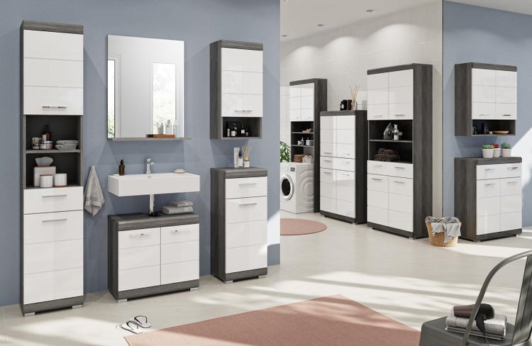 Modernes Badezimmermöbel-Set in Weiß Hochglanz und Graphitoptik mit Hochschrank, Waschtisch, Spiegel und Beistellschränken in einem hellen Bad.