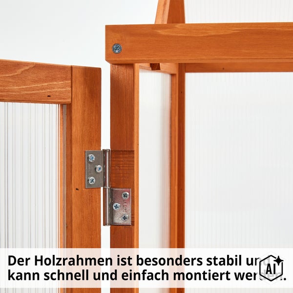 Detailansicht eines stabilen Holzrahmens mit Scharnierverbindung für ein Gewächshaus.