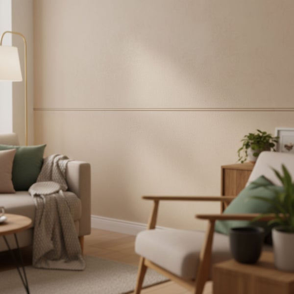 Innenraum mit einer hellen Tapete und einer Zierleiste