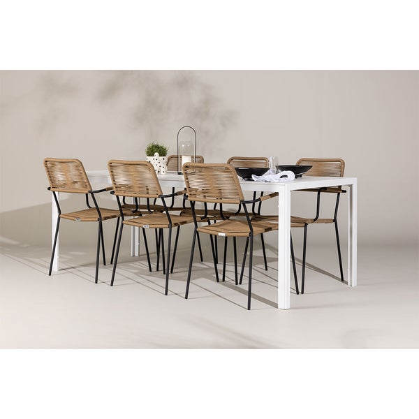 Gartenmöbel-Set bestehend aus einem weißen rechteckigen Tisch und sechs Stühlen mit schwarzem Metallgestell und braunem Seilgeflecht.