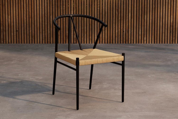 Stuhl mit Metallrahmen und geflochtener Sitzfläche