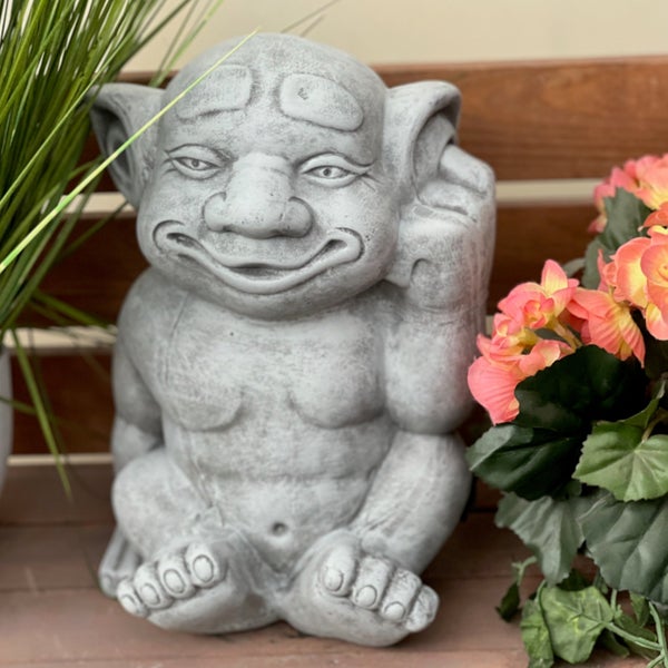Steinfigur Troll für den Garten aus wetterfestem Material, sitzende Dekofigur mit freundlichem Gesichtsausdruck