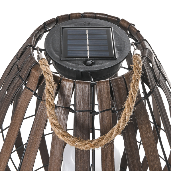 Solarleuchte mit Solarpanel auf der Oberseite, Seilgriff aus Jute und einem Gehäuse aus braunen Lamellen in Bambusoptik.