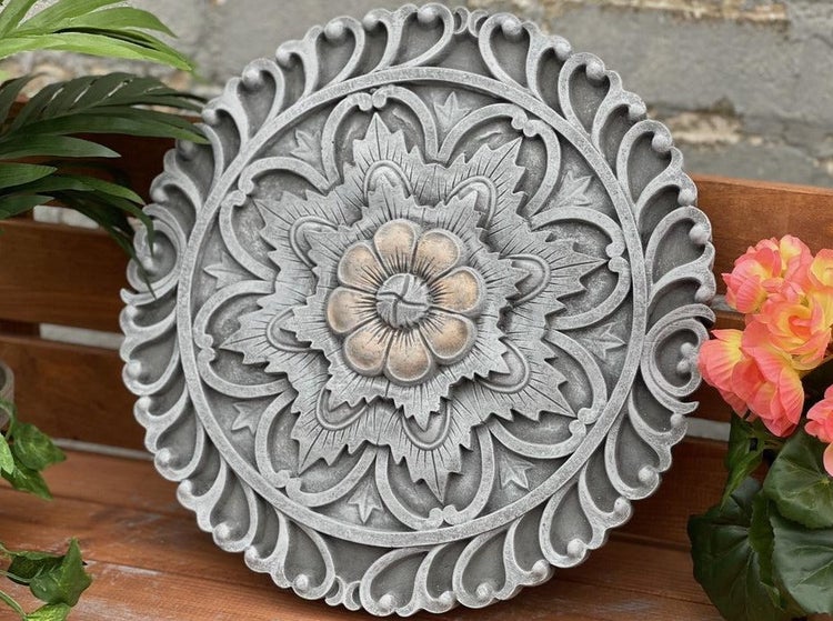 Dekorative Wandplatte aus Stein in runder Form mit floralem Ornament und Reliefmuster als Wanddekoration für Innen und Außen