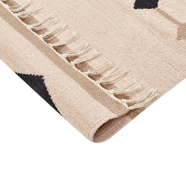 Flachgewebe-Teppich mit geometrischem Ethno-Muster in Beige, Schwarz und Weiß mit Fransen.
