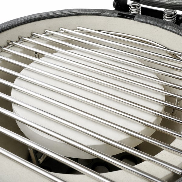 Grillrost aus Edelstahl und Hitzedeflektor aus Keramik im Keramikgrill