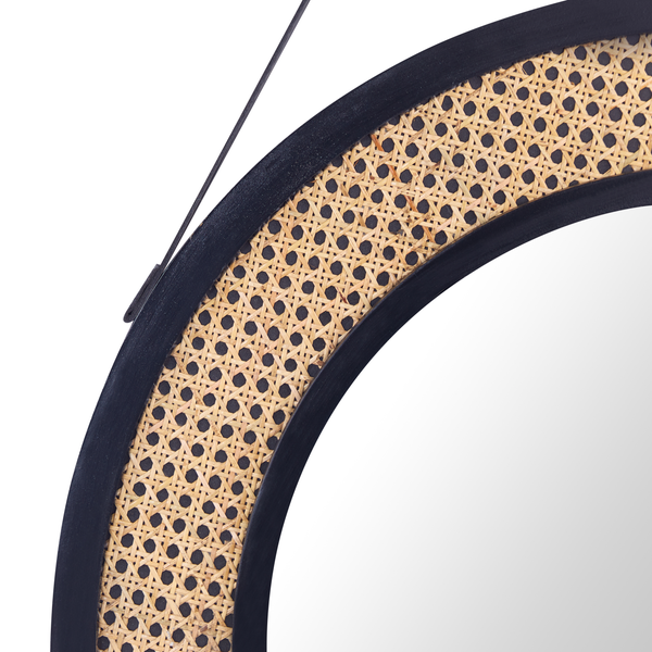 Detailansicht eines runden Spiegels mit Holzrahmen und Rattan