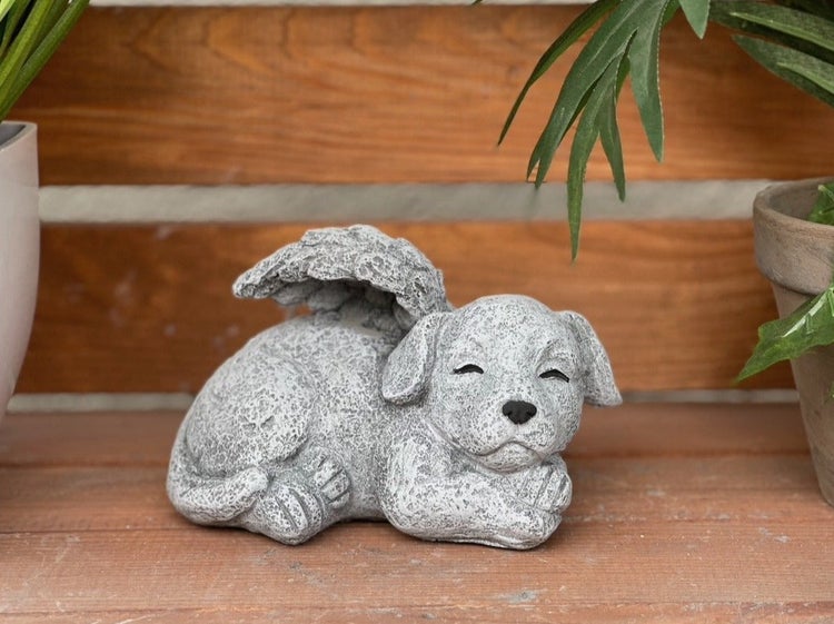 Gartenfigur Hund mit Engelsflügeln aus wetterfestem Kunststein als Dekoration für den Garten