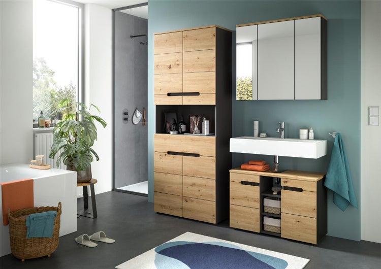 Modernes Badezimmer mit Waschtisch, Spiegelschrank und Hochschrank für Badezimmerutensilien