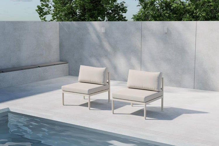 Zwei Sessel mit Polsterauflagen auf einer Terrasse