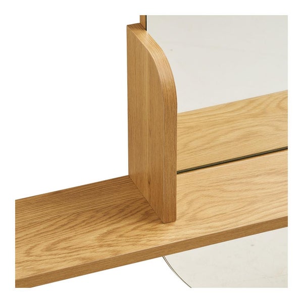 Detailansicht eines Spiegels mit Ablage aus Holz