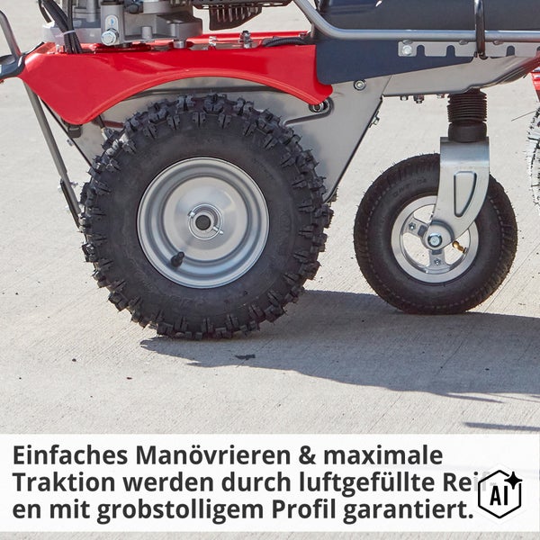 Nahaufnahme der Räder einer Kehrmaschine mit grobstolligem Profil für gute Traktion.