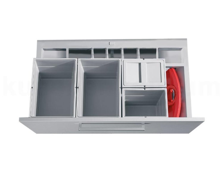 Offene Küchenschublade mit einem grauen Mülltrennsystem bestehend aus mehreren Kunststoffbehältern in verschiedenen Größen.