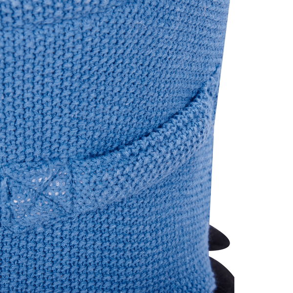 Detailaufnahme eines blauen gestrickten Bezugs