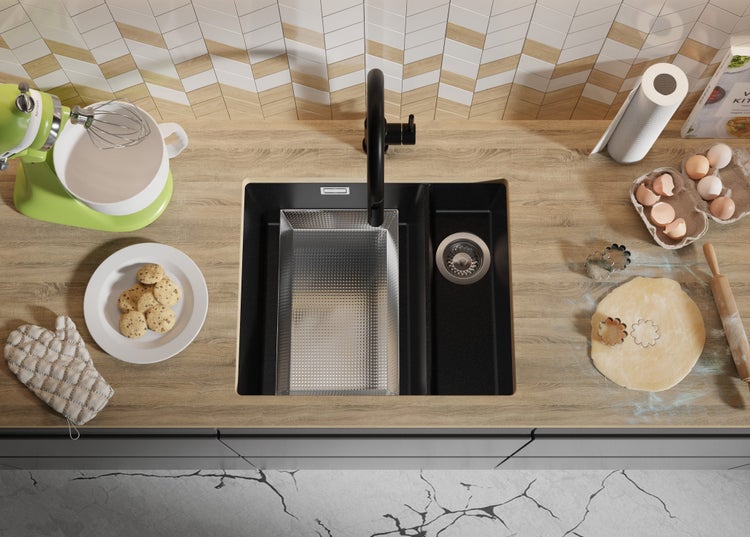 Küchenszene mit Spüle, Armatur, Teig und Backzutaten auf einer Arbeitsplatte.