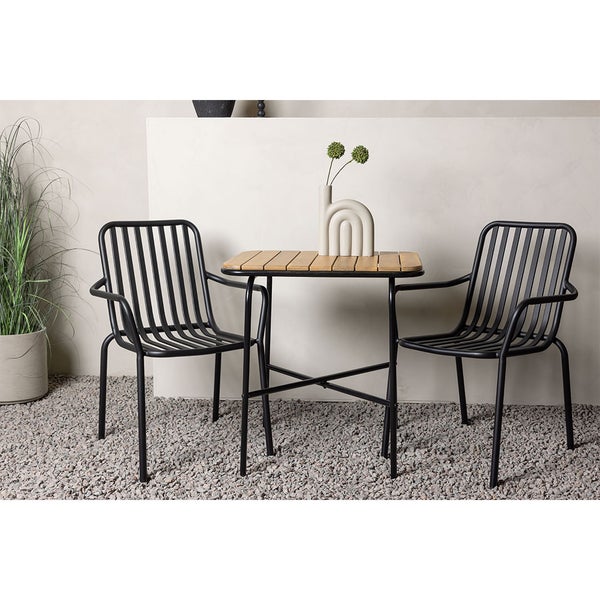 Gartenset mit Tisch mit Holzplatte und zwei schwarzen Metallstühlen