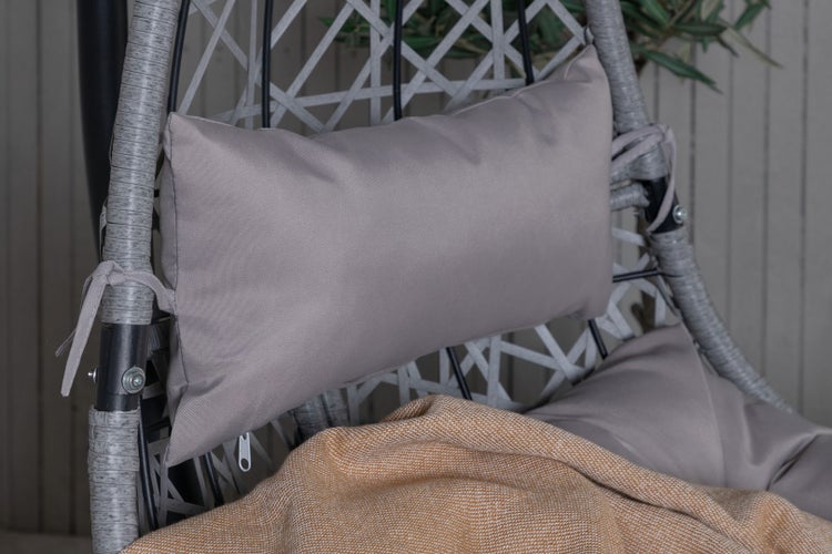 Schlafzimmer mit Bett, Nachttischen und Dekor vor einer Wandtapete