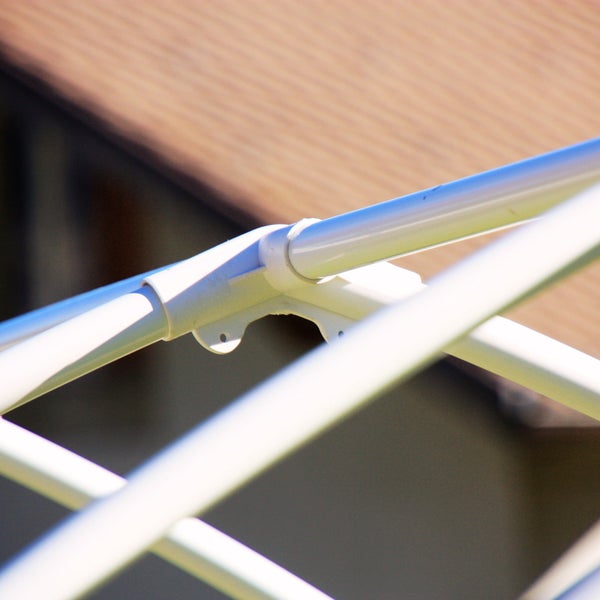 Detailaufnahme eines Wäscheständers mit Rohren und Verbindungsstücken