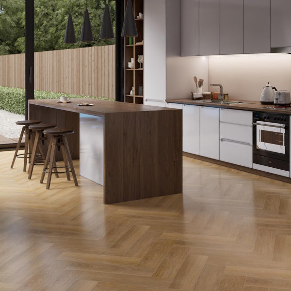 Helle Küche mit Kücheninsel, Barhockern und Fischgrätparkett