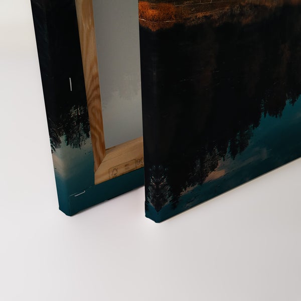 Detailansicht eines Leinwanddrucks auf Holzkeilrahmen mit Motiv einer Naturlandschaft und Spiegelung