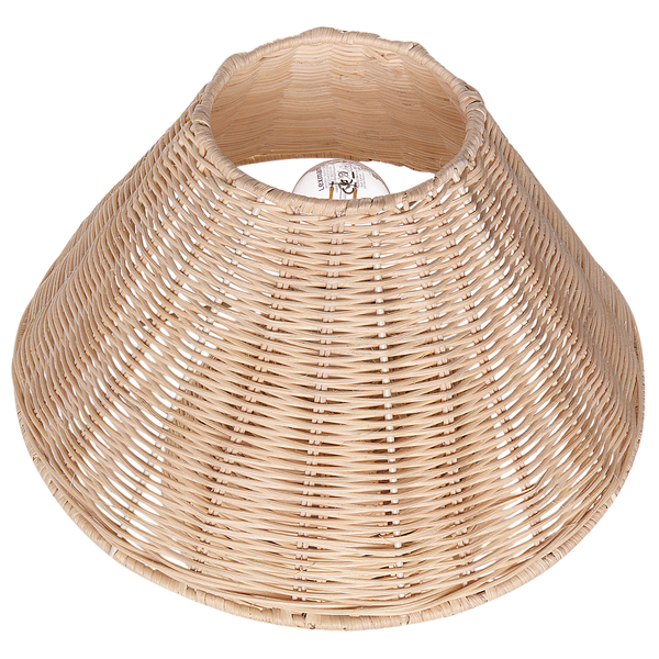 Lampenschirm aus Geflecht in konischer Form mit sichtbarem Leuchtmittel.