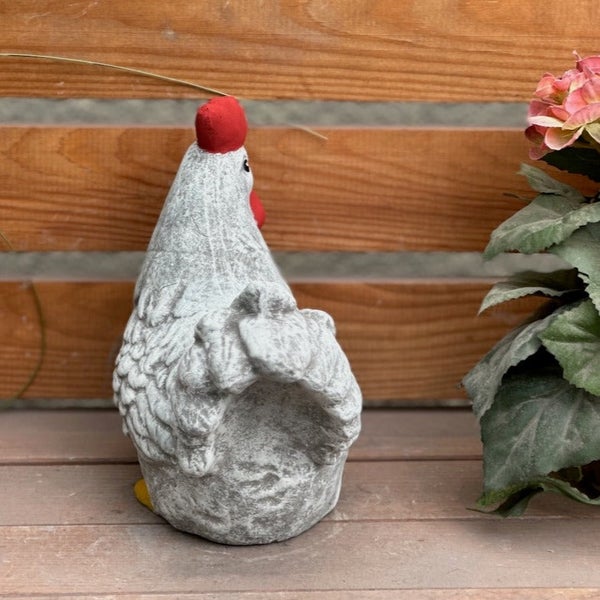 Gartenfigur Huhn in Steinoptik mit rotem Kamm, dekorative Steinfigur für den Garten.