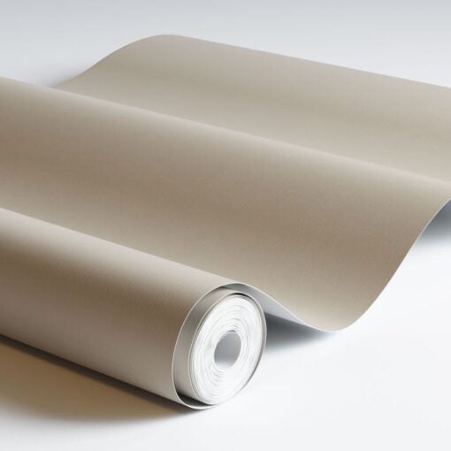 Nahaufnahme einer Lorbeerkirsche mit grünen Blättern und roten Zweigen