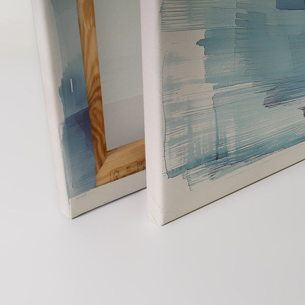 Detailansicht zweier Leinwandbilder mit abstrakten blauen Farbverläufen und Holzrahmen