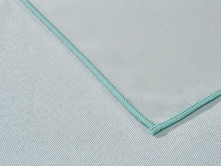 Nahaufnahme eines Insektenschutzgitters mit verstärkten Rändern