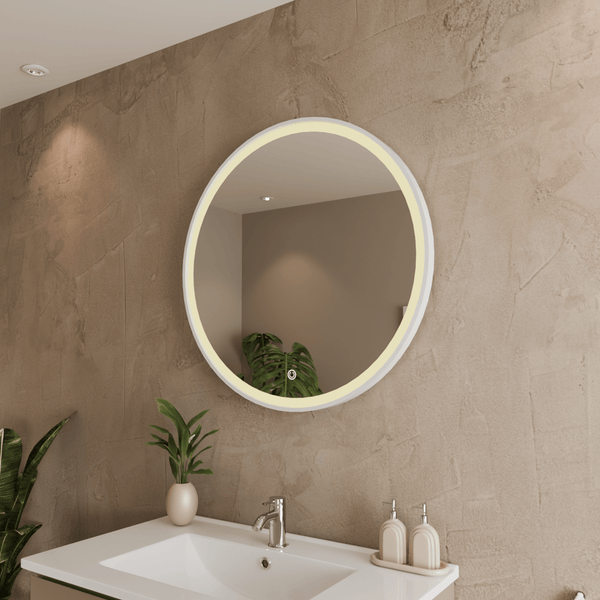 Runder LED Badezimmerspiegel mit integrierter Beleuchtung über einem Waschbecken in modernem Badezimmer.