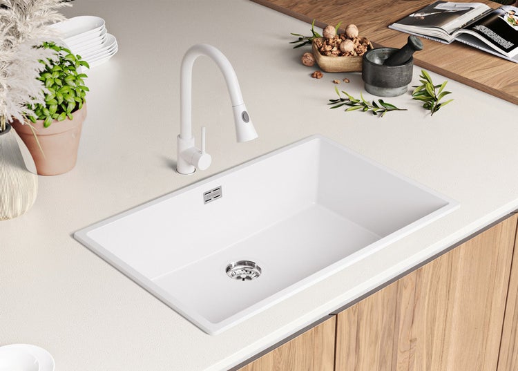 Spültisch mit Armatur auf einer Küchentheke