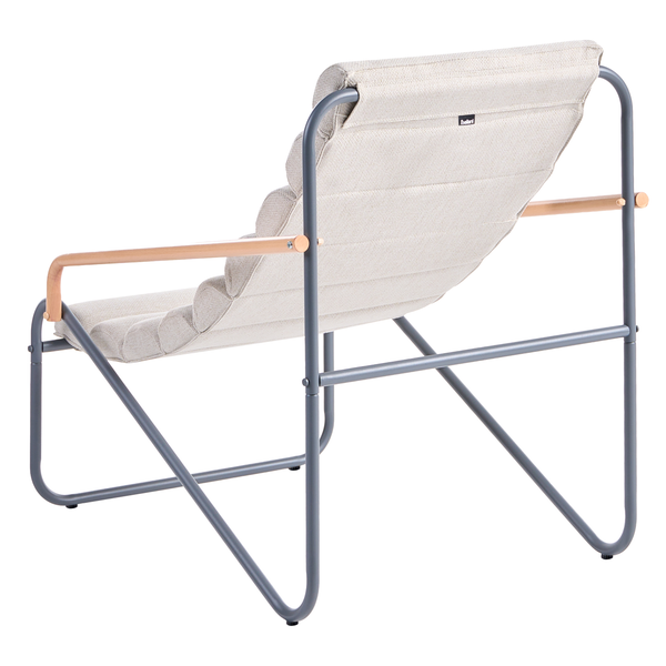 Garten-Lounge-Set bestehend aus zwei Sesseln mit gepolsterter Sitzfläche, Holzarmlehnen und einem runden Beistelltisch aus Metall.