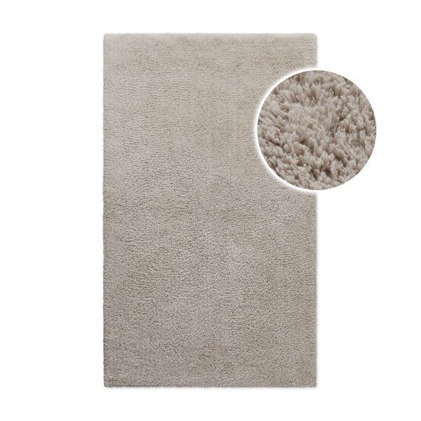 Beige rechteckige Badematte mit flauschiger Hochflor-Oberfläche und Detailansicht der Textur.