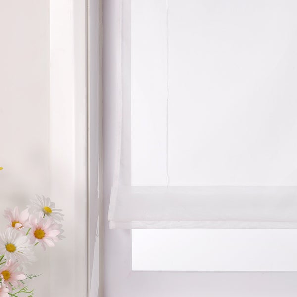 Dekoratives Fenster mit transparentem Stoffrollo und Blumenbouquet
