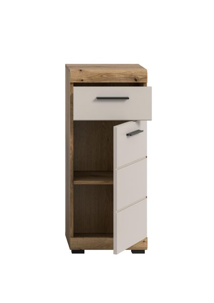 Mehrere graue Lagerboxen mit Deckeln in verschiedenen Stapeln.