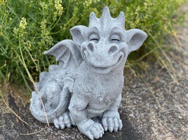 Steinfigur kleiner Drache aus wetterfestem Material zur Gartendekoration
