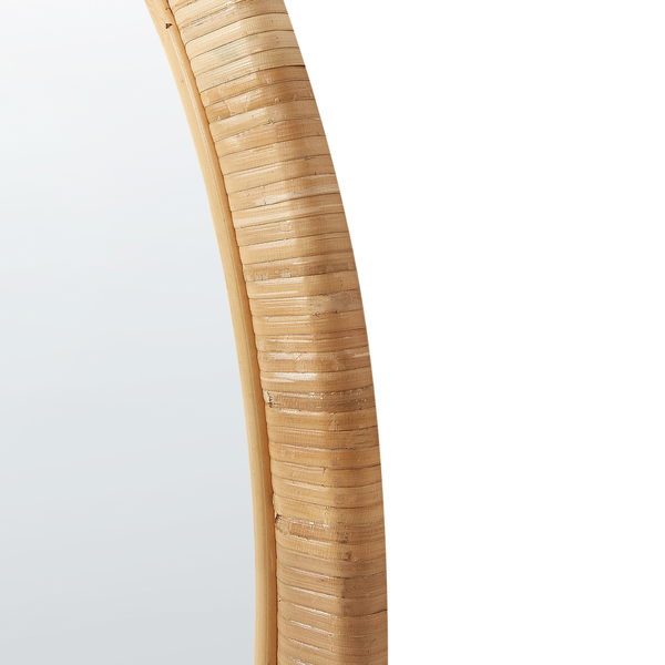 Detailansicht eines Spiegels mit Rattanrahmen