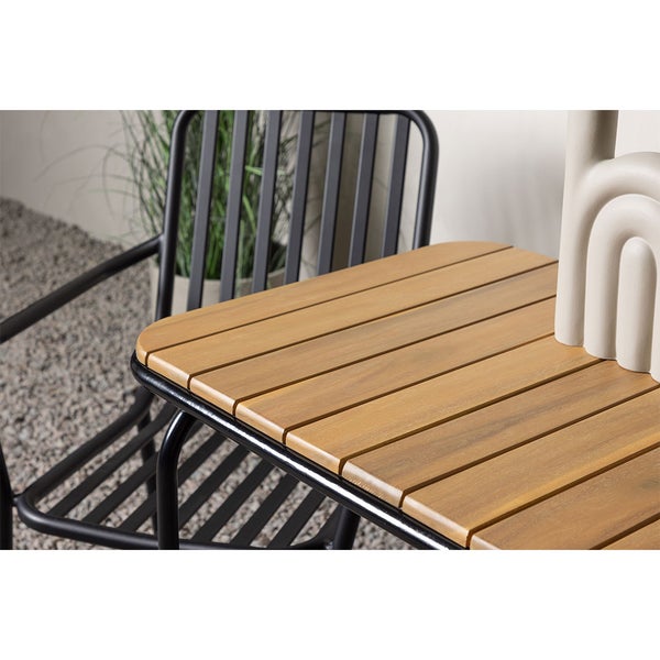 Gartentisch mit Holzplatte und Metallgestell neben Gartenstuhl