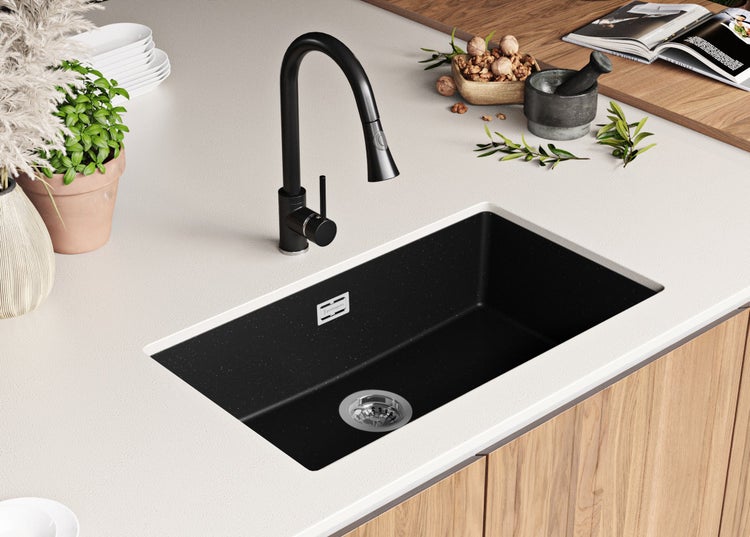 Spültisch mit Wasserhahn in einer Küchenszenenansicht