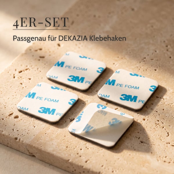 Set mit vier quadratischen 3M PE Schaum Klebepads für Dekazia Klebehaken auf einem Steinhintergrund.