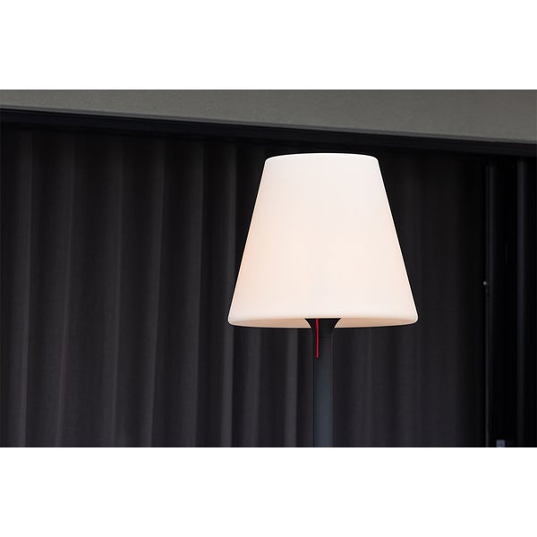 Detailaufnahme einer Stehleuchte mit rotem Bedienelement