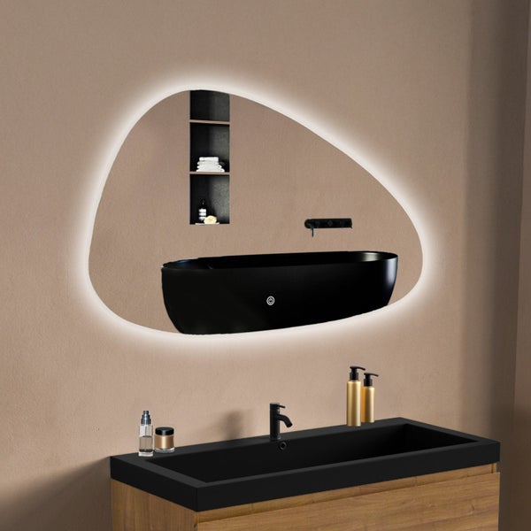 Organisch geformter Badezimmerspiegel mit umlaufender LED Beleuchtung und Touch Schalter über einem schwarzen Waschbecken.