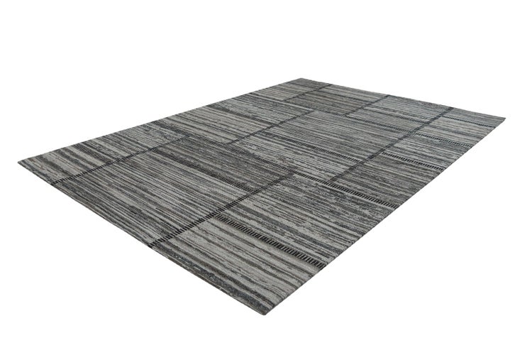 Rechteckiger Flachgewebe-Teppich mit modernem Linien- und Karomuster in Grau und Schwarz.