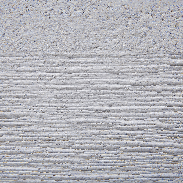 Rechteckige Pflanzkübel aus Stein auf einer Steintreppe im Garten.