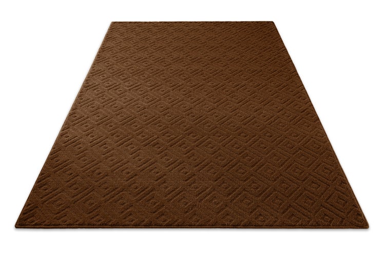 Brauner Teppich mit geometrischem Rautenmuster.