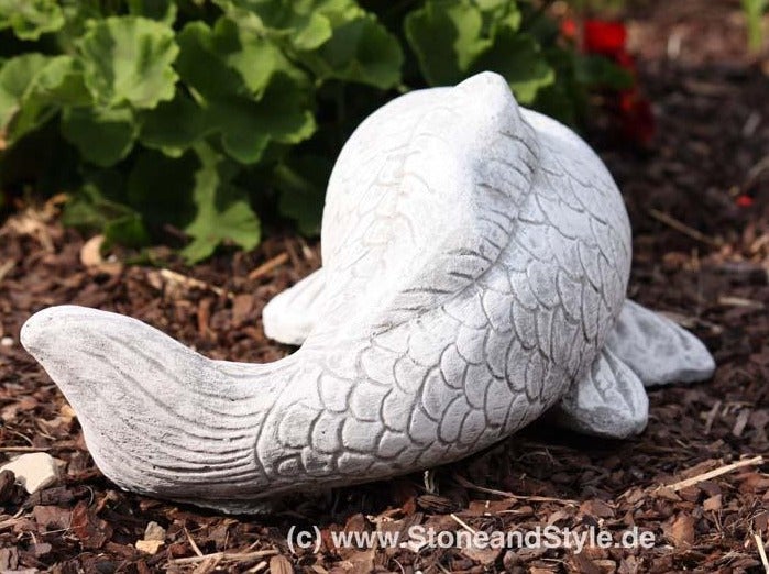 Gartenfigur in Form eines liegenden Fisches aus Steinguss für die Gartendekoration.