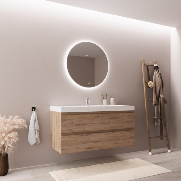 Modernes Badezimmer mit hängendem Waschtischunterschrank in Holzoptik, weißem Aufsatzbecken, rundem LED-Spiegel und Holzleiter als Handtuchhalter.